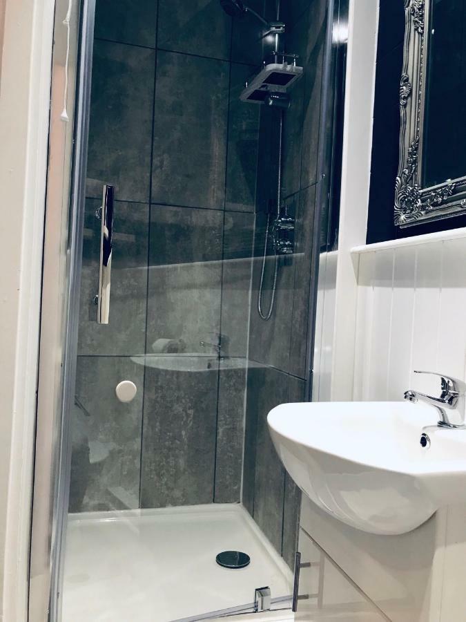 Comfort Triple Room Shower
