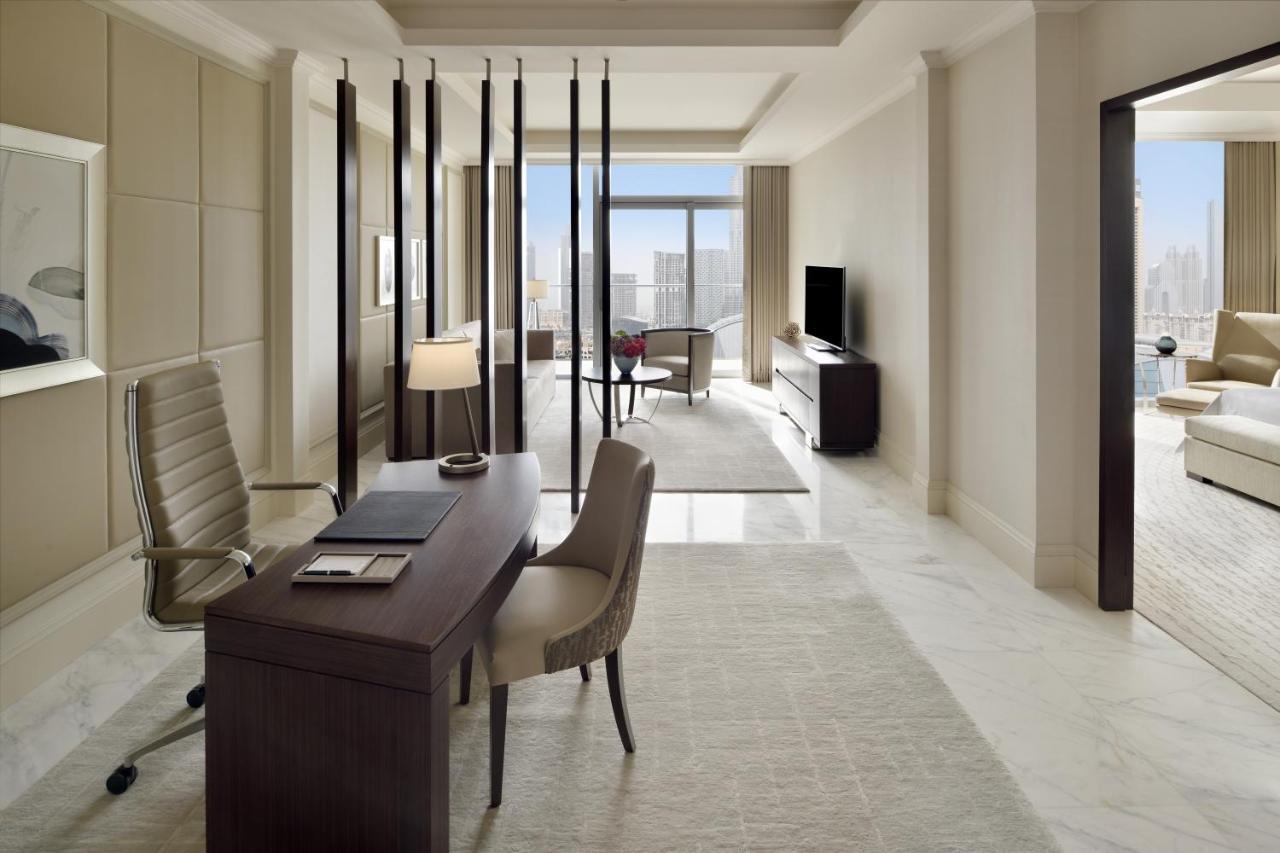 Premier Suite Burj Khalifa Fountain View – Lounge access serving lunch afternoon tea