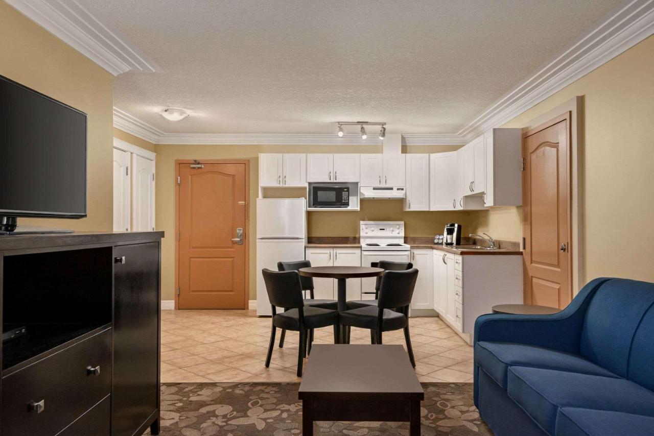 One-Bedroom Queen Suite Non-Smoking