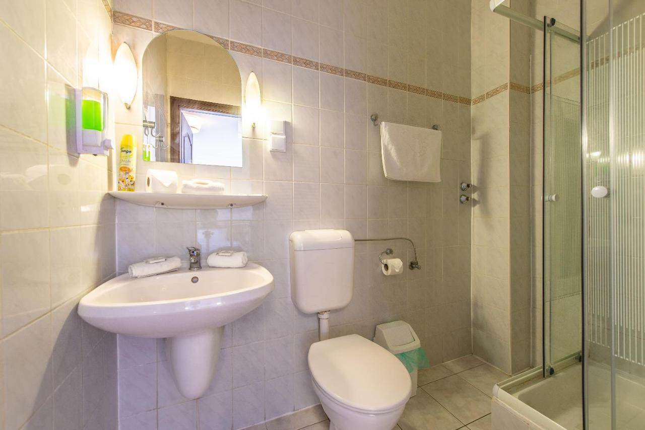 Double or Twin Room Private Bathroom