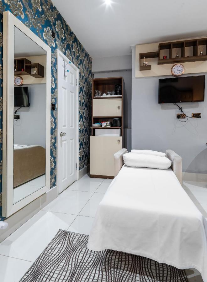 Family Room Private Bathroom