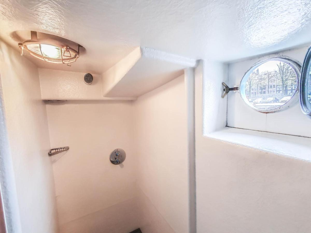 Quarto com 2 Camas de Solteiro e Banheiro Compartilhado