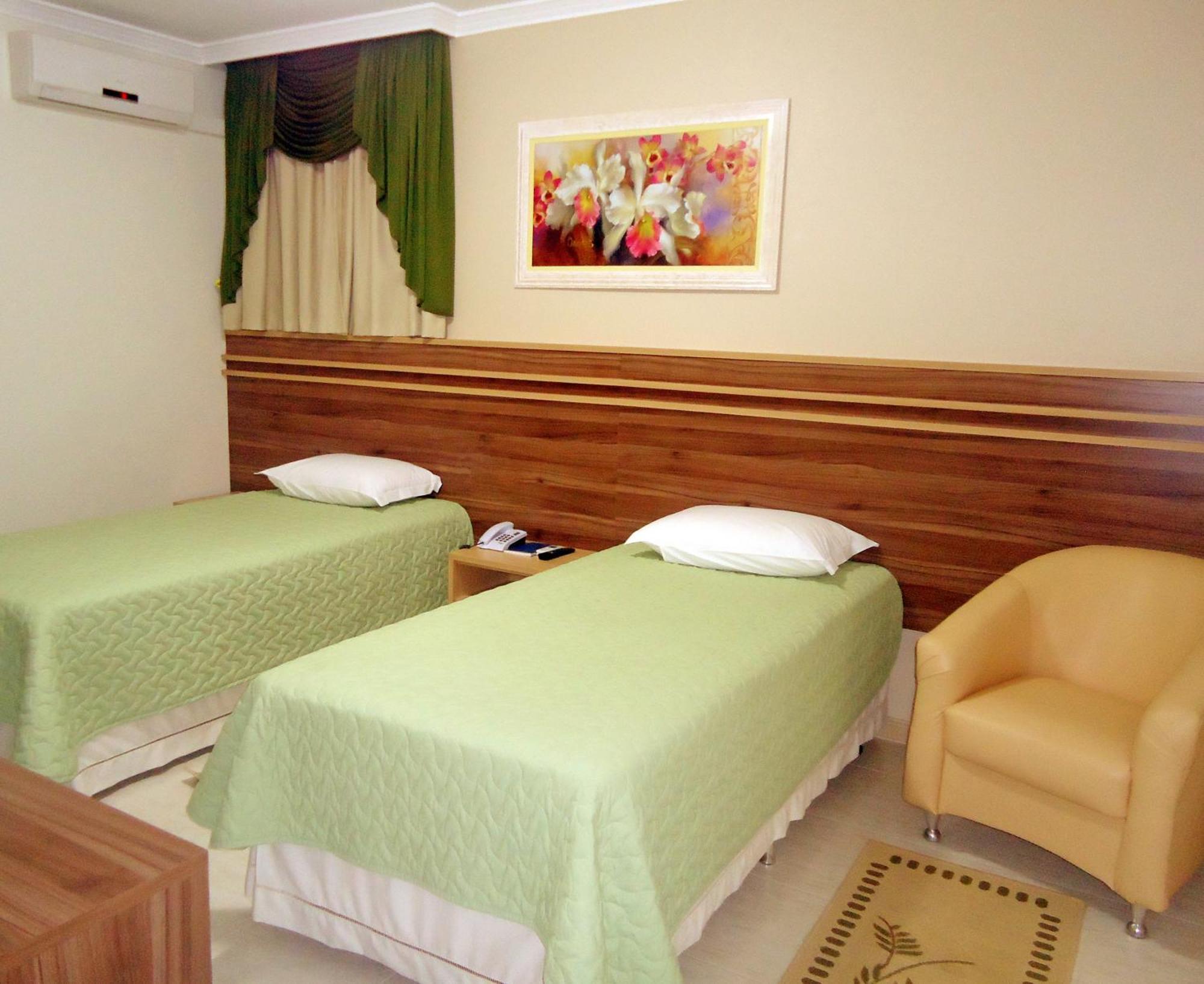 Quarto Luxo com 2 Camas de Solteiro