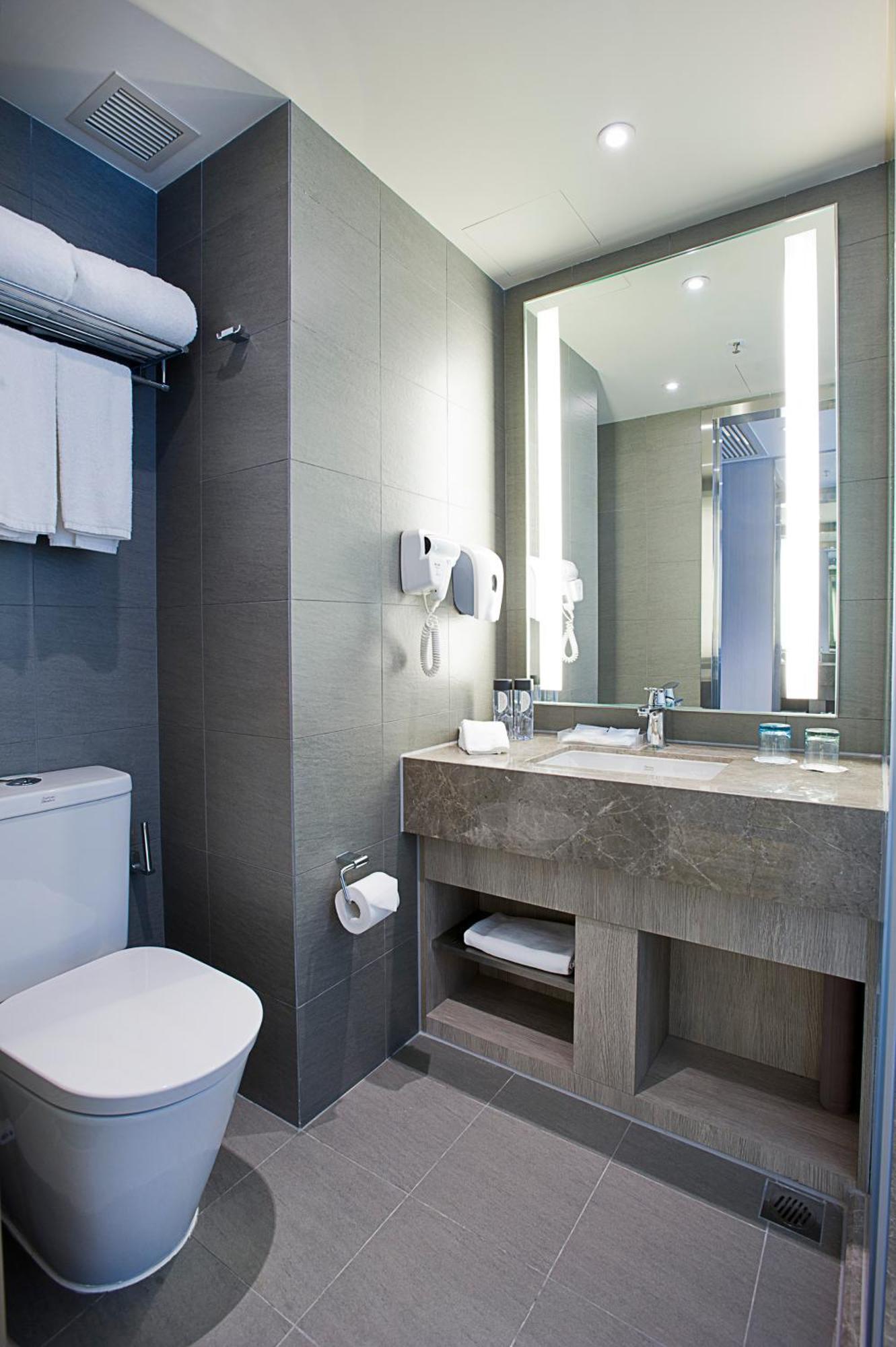 Standard Queen Room Walk Shower