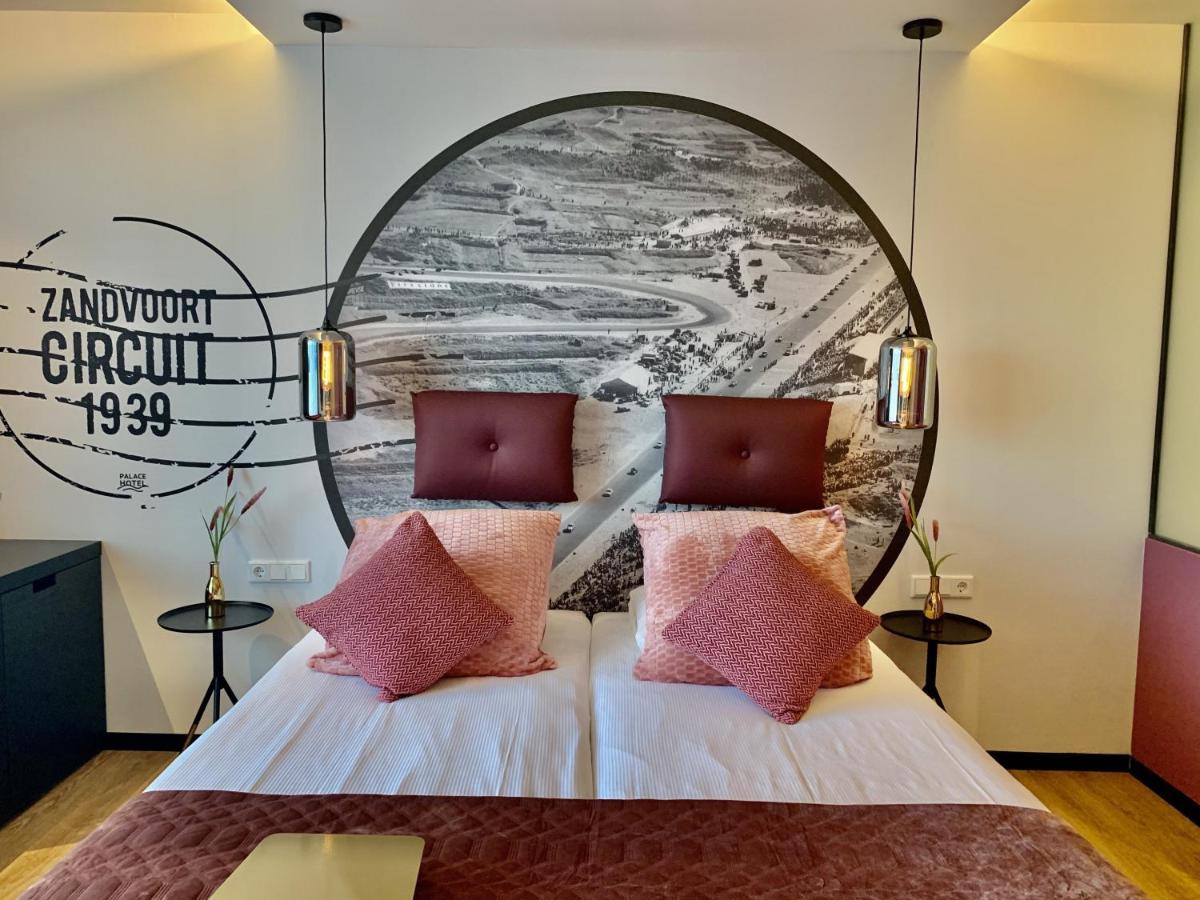 Großes Zimmer mit Badewanne und seitlichem Meerblick