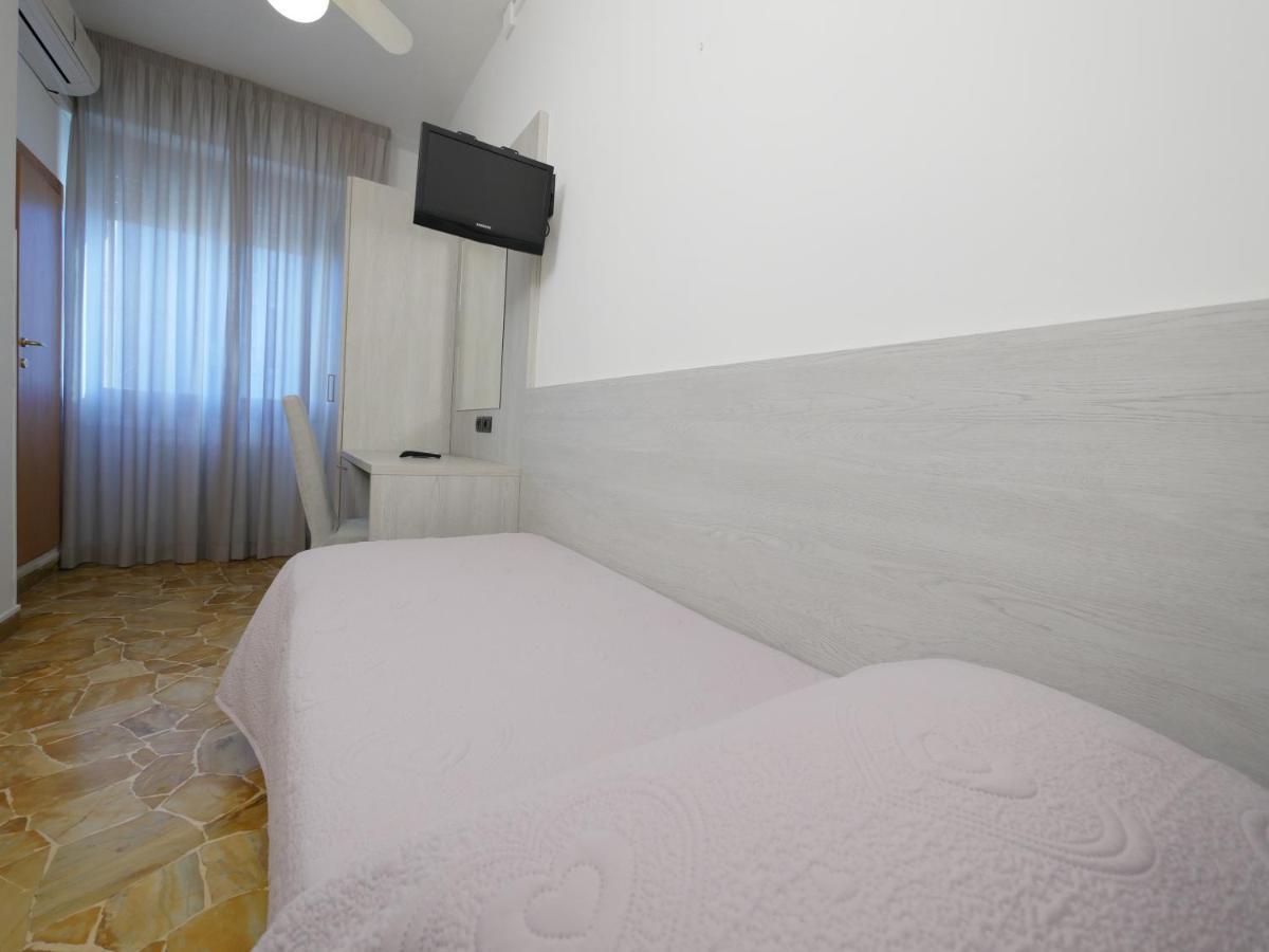 Single Room,994028698:JPEG