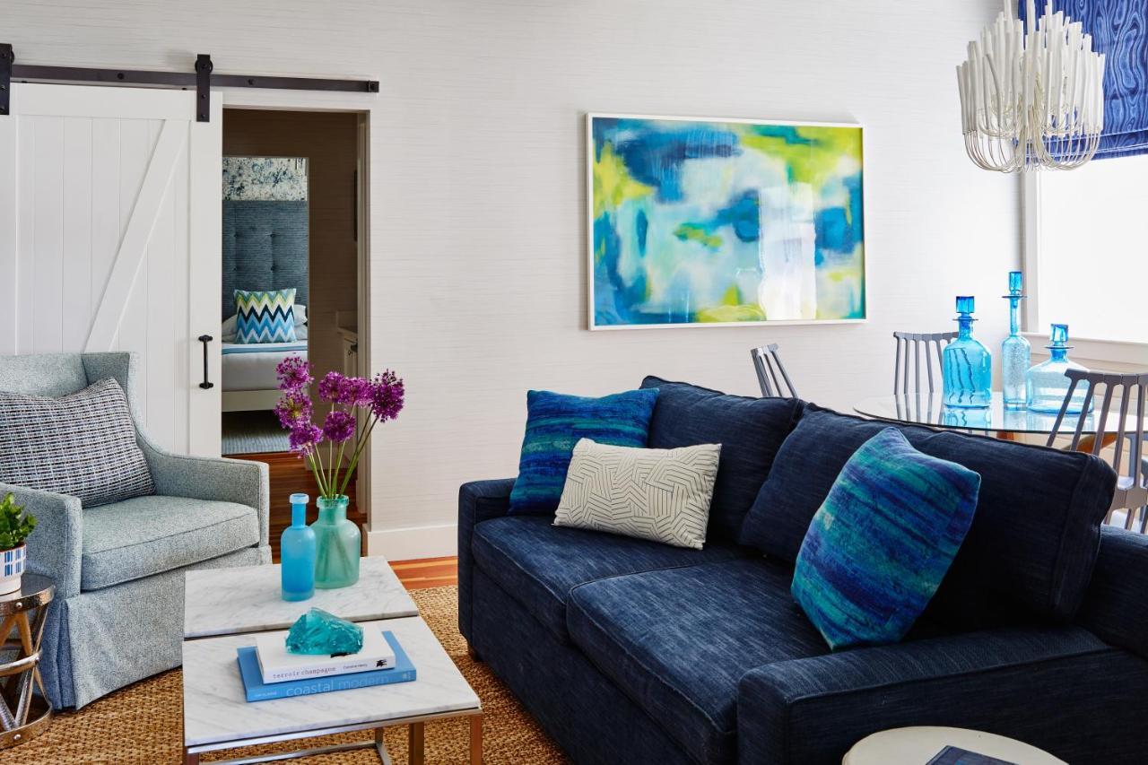Lark Suite