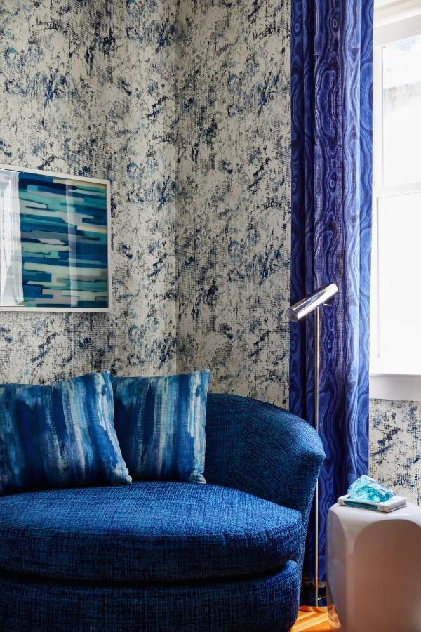 Lark Suite
