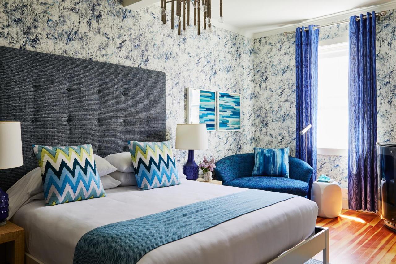 Lark Suite