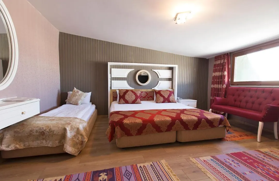Hotel Queens Land-1