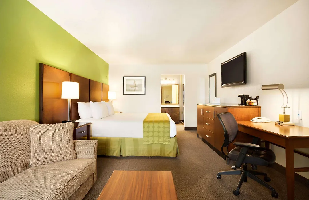 Ramada By Wyndham San Diego North Hotel & Conference Center-1