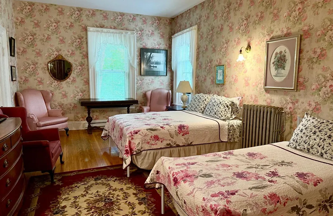 Carriage House Inn-1