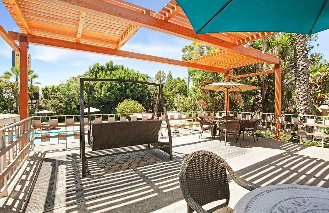 Super 8 By Wyndham Long Beach-1