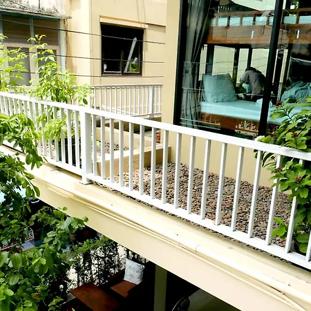 Feung Nakorn Balcony Rooms And Cafe-2