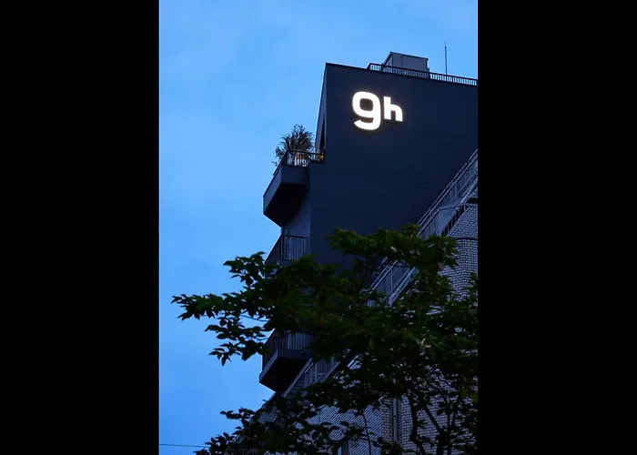 9H Nine Hours Woman Shinjuku Tokio