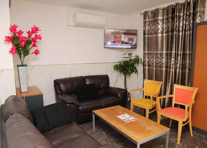 Hotel Le Privilege La Courneuve