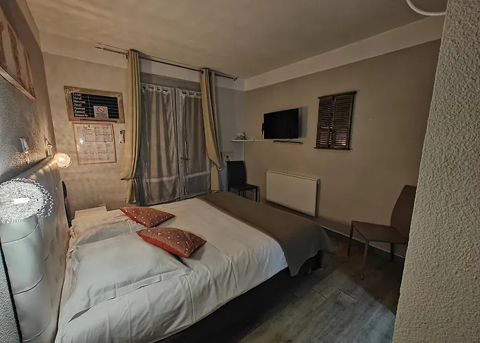 Auberge Des Pins Tourrettes