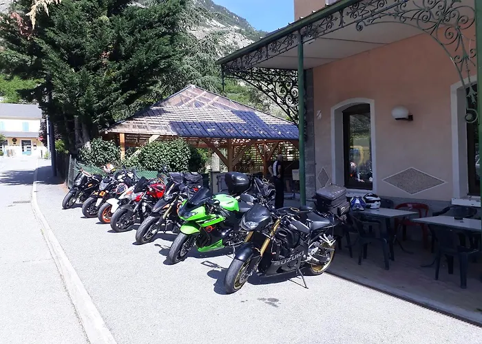 Hotel La Gare LʼArgentière-la-Bessée